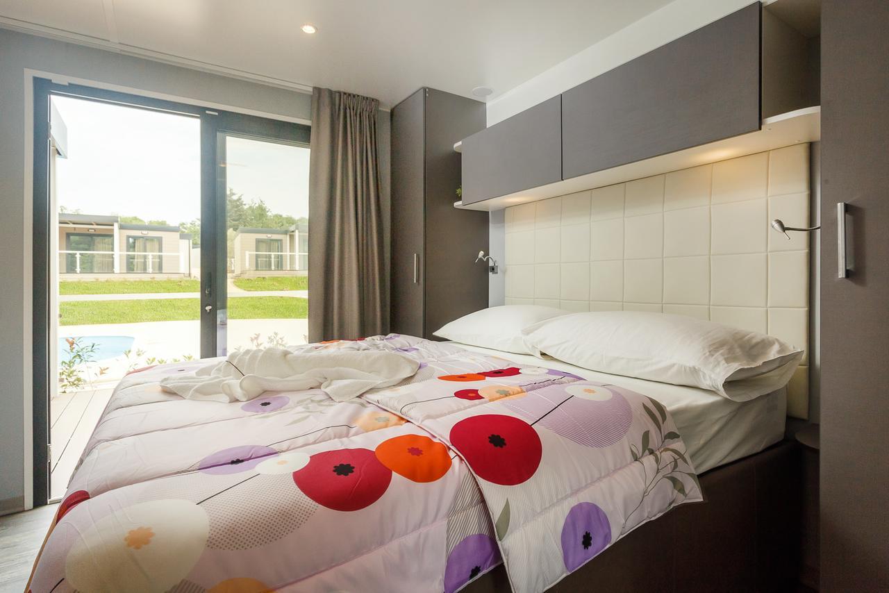 Mobile Homes Camping Santa Marina, Lanterna Tar-Vabriga Zewnętrze zdjęcie A bedroom at the hotel