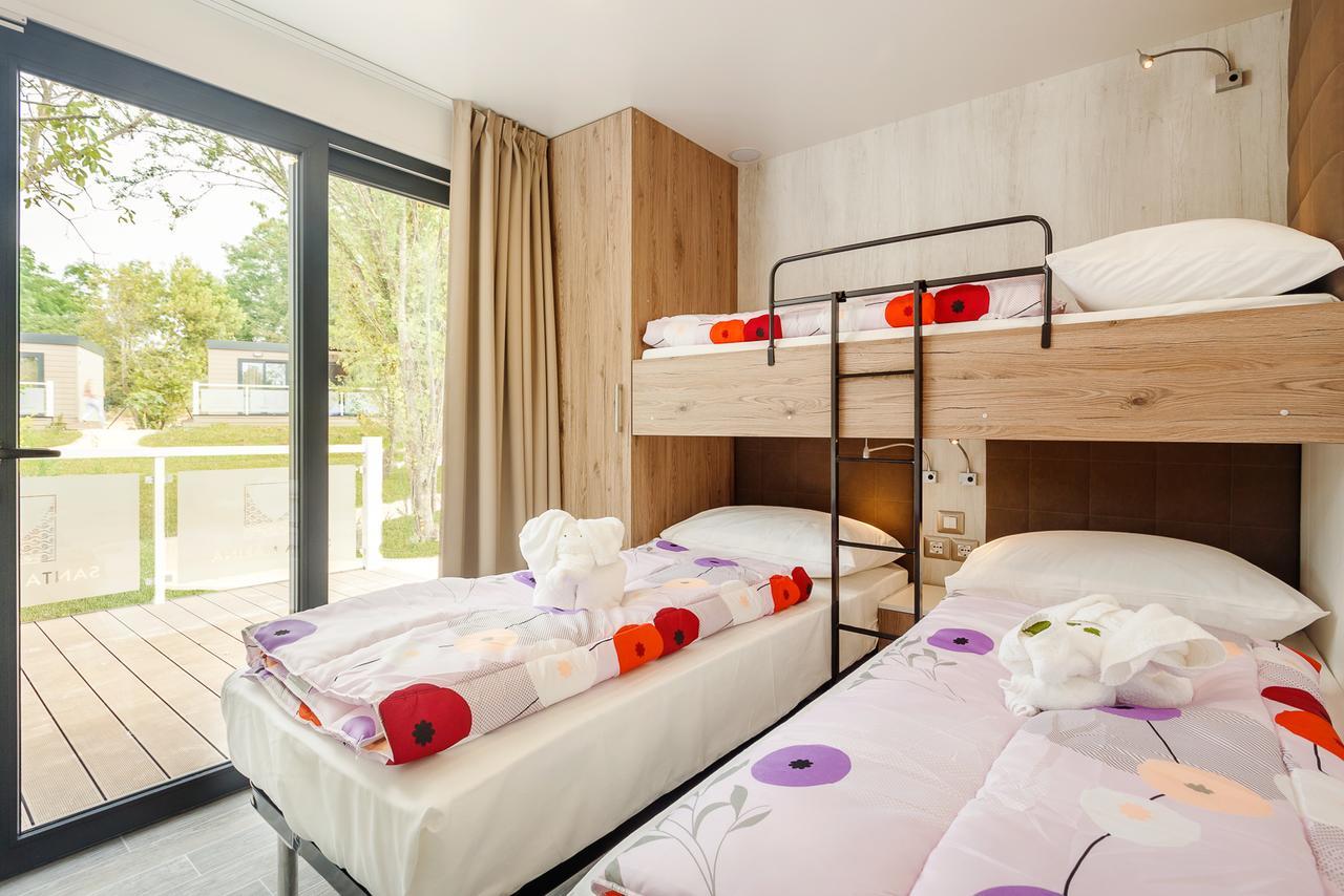 Mobile Homes Camping Santa Marina, Lanterna Tar-Vabriga Zewnętrze zdjęcie A room at the hotel