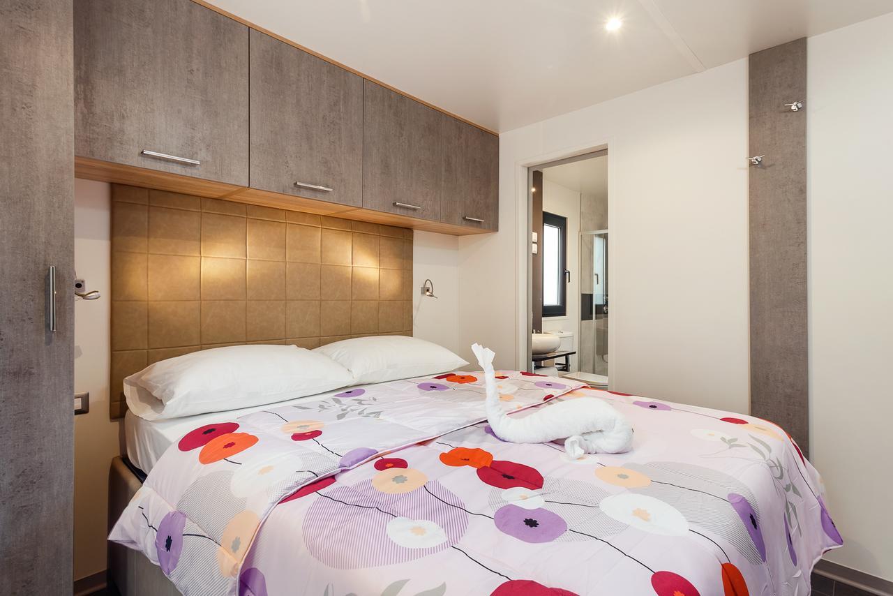 Mobile Homes Camping Santa Marina, Lanterna Tar-Vabriga Zewnętrze zdjęcie A bedroom in a static