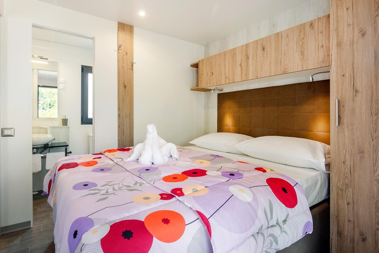 Mobile Homes Camping Santa Marina, Lanterna Tar-Vabriga Zewnętrze zdjęcie A bedroom in a typical lodge