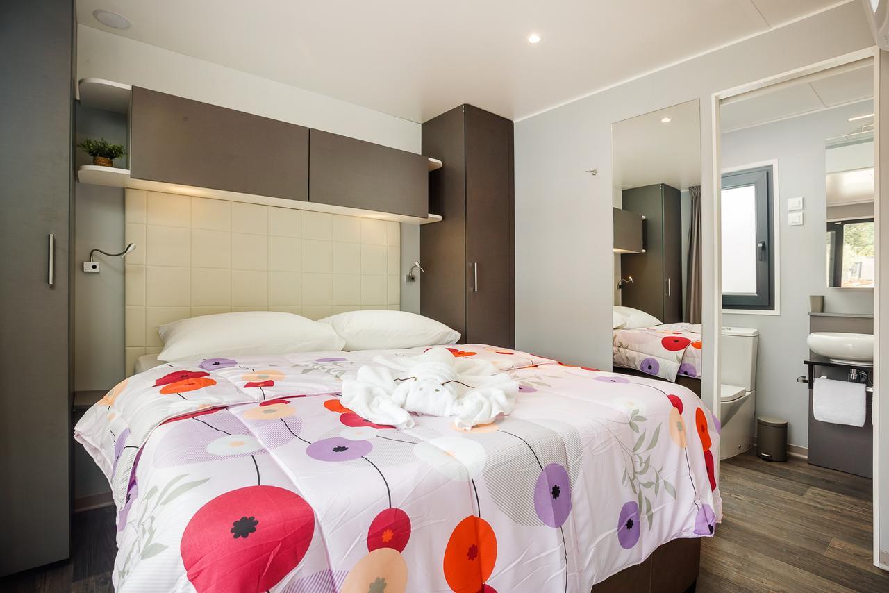 Mobile Homes Camping Santa Marina, Lanterna Tar-Vabriga Zewnętrze zdjęcie A bedroom in a static