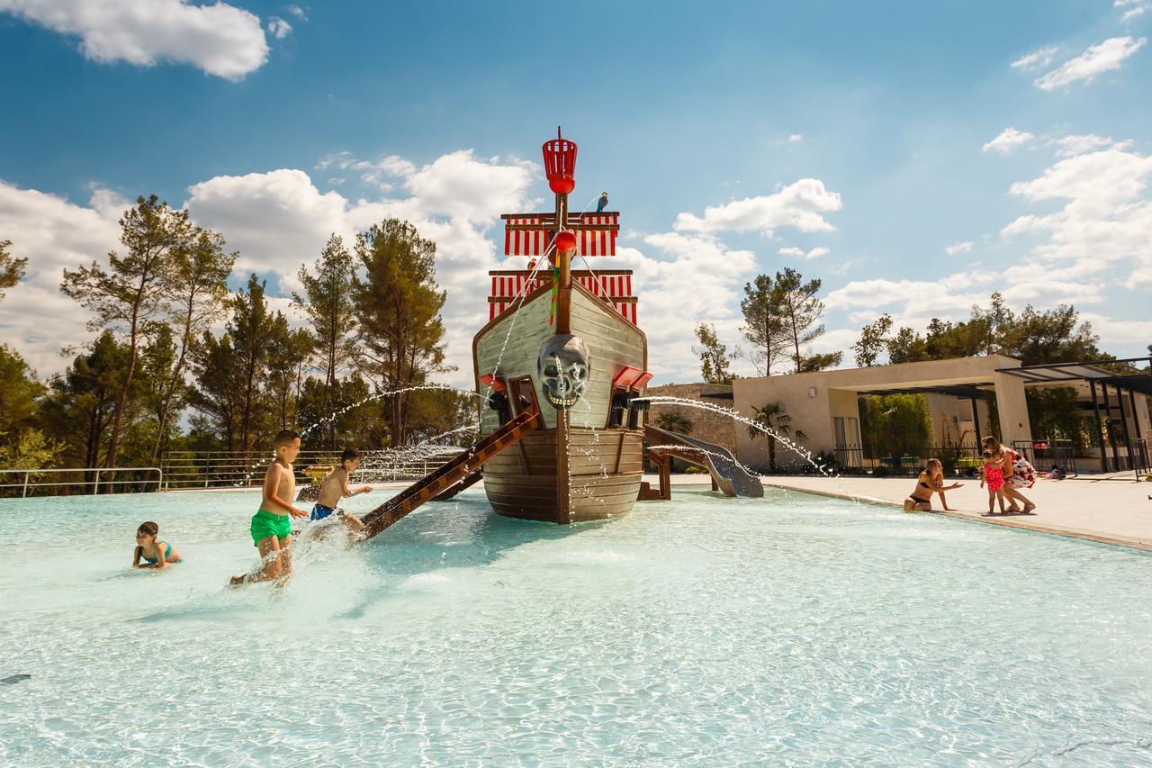 Mobile Homes Camping Santa Marina, Lanterna Tar-Vabriga Zewnętrze zdjęcie The pirate ship at the water park