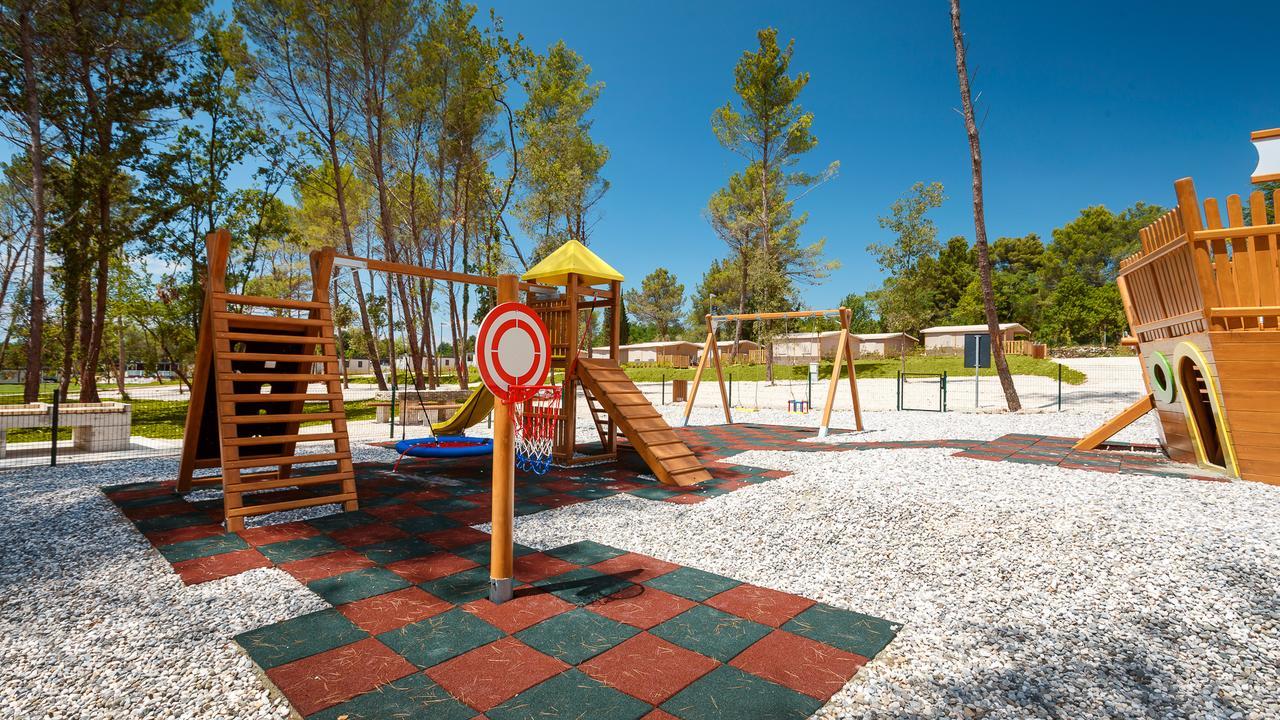 Mobile Homes Camping Santa Marina, Lanterna Tar-Vabriga Zewnętrze zdjęcie Playground in the park