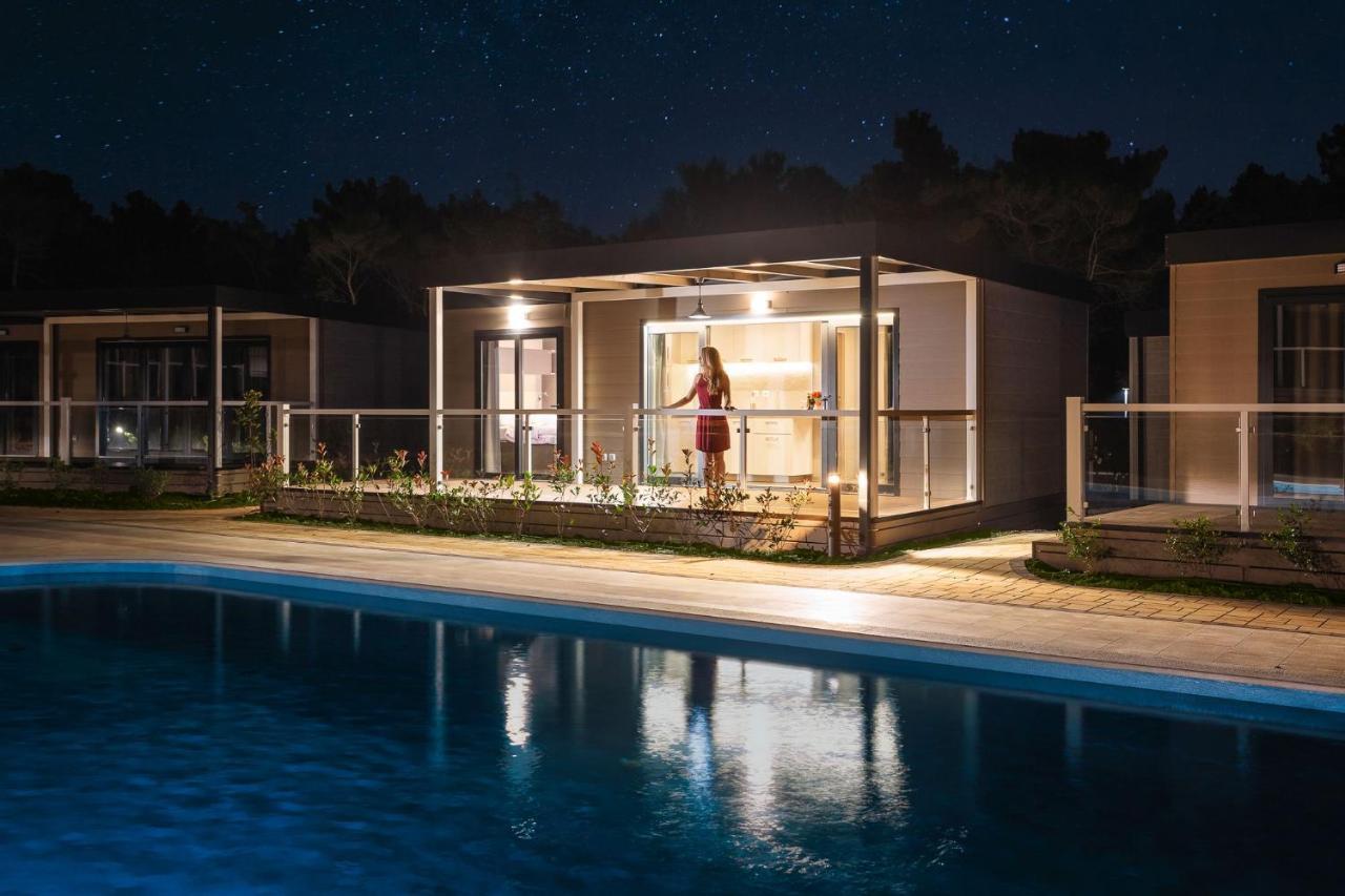 Mobile Homes Camping Santa Marina, Lanterna Tar-Vabriga Zewnętrze zdjęcie A mobile home at night