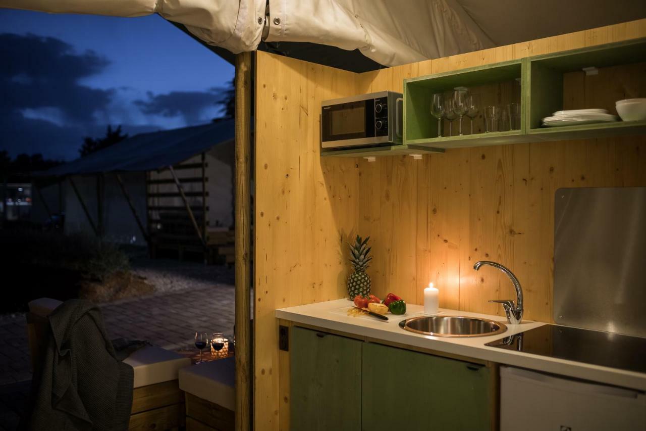 Mobile Homes Camping Santa Marina, Lanterna Tar-Vabriga Zewnętrze zdjęcie Kitchen in a Canvas Camp