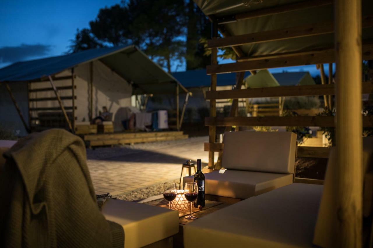 Mobile Homes Camping Santa Marina, Lanterna Tar-Vabriga Zewnętrze zdjęcie The resort at night