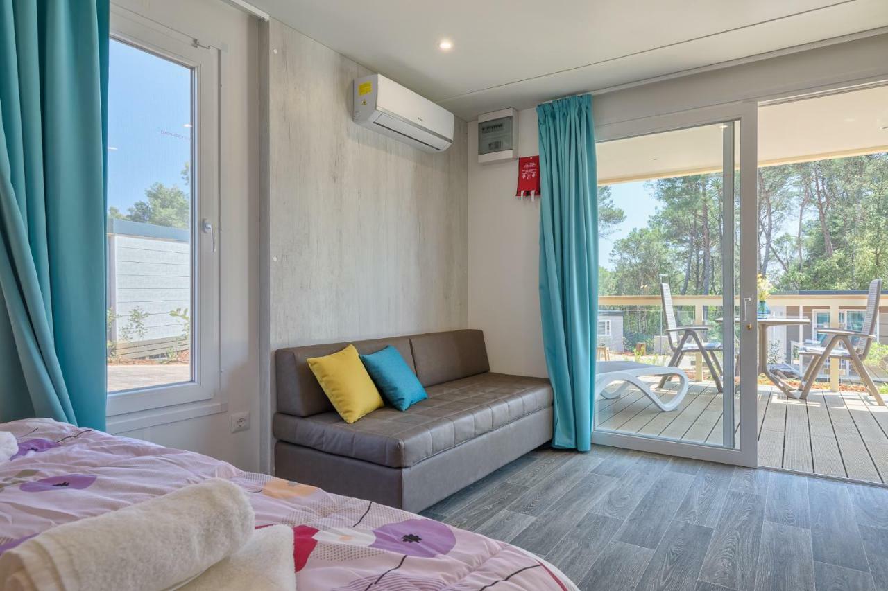 Mobile Homes Camping Santa Marina, Lanterna Tar-Vabriga Zewnętrze zdjęcie A living room in a mobile home