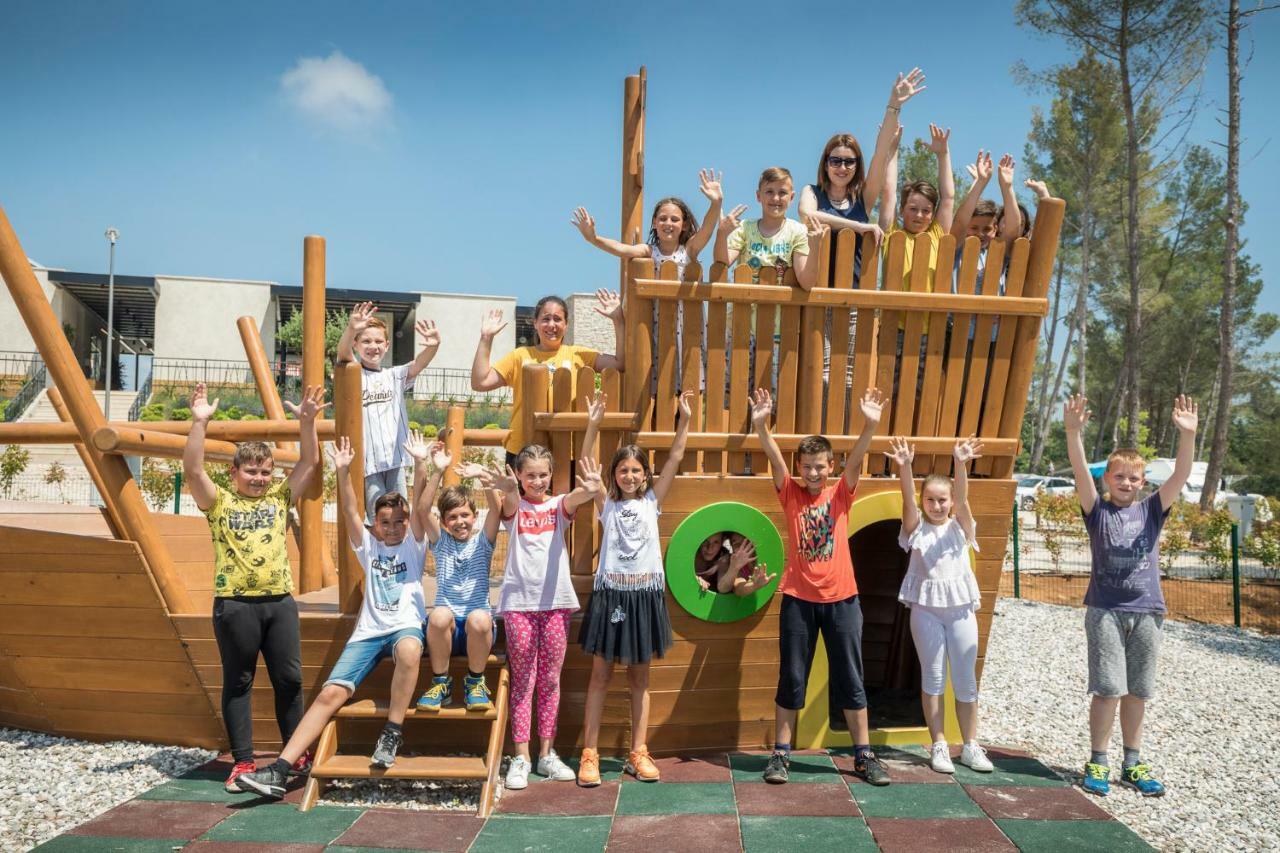 Mobile Homes Camping Santa Marina, Lanterna Tar-Vabriga Zewnętrze zdjęcie Children at the school