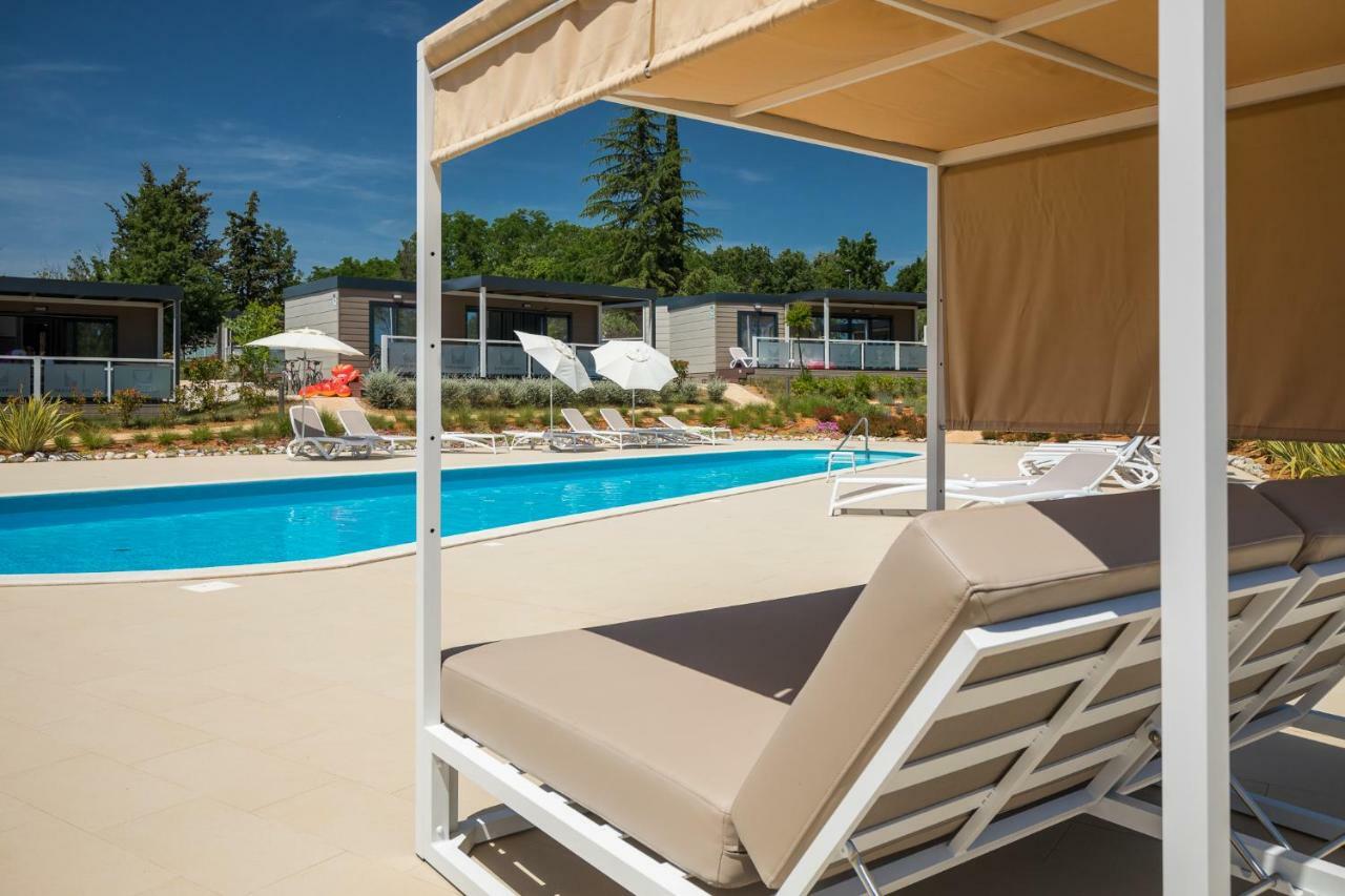 Mobile Homes Camping Santa Marina, Lanterna Tar-Vabriga Zewnętrze zdjęcie The swimming pool at the resort