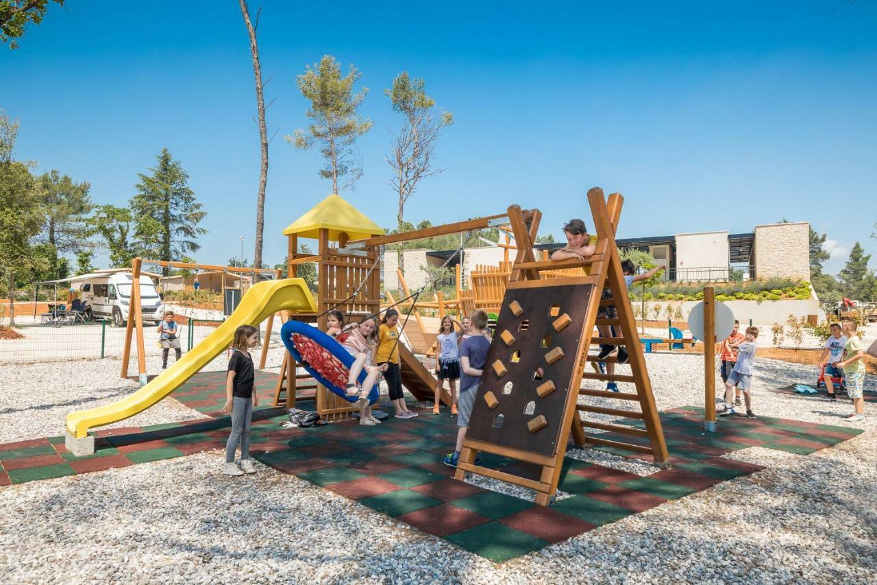 Mobile Homes Camping Santa Marina, Lanterna Tar-Vabriga Zewnętrze zdjęcie Playground at the resort