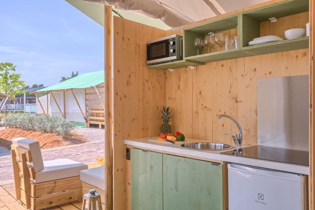 Mobile Homes Camping Santa Marina, Lanterna Tar-Vabriga Zewnętrze zdjęcie Kitchen in a mobile home