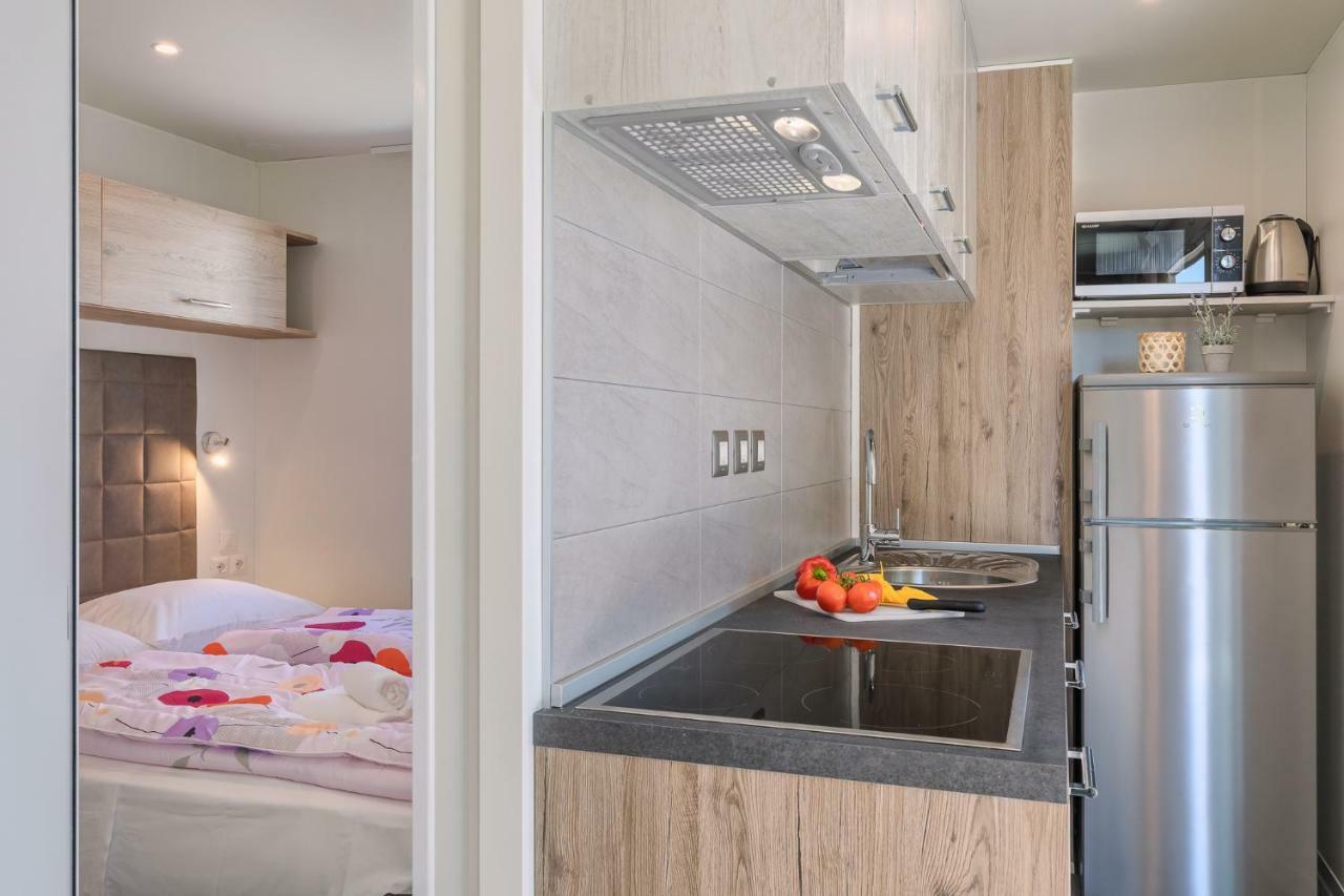 Mobile Homes Camping Santa Marina, Lanterna Tar-Vabriga Zewnętrze zdjęcie A kitchen in a mobile home