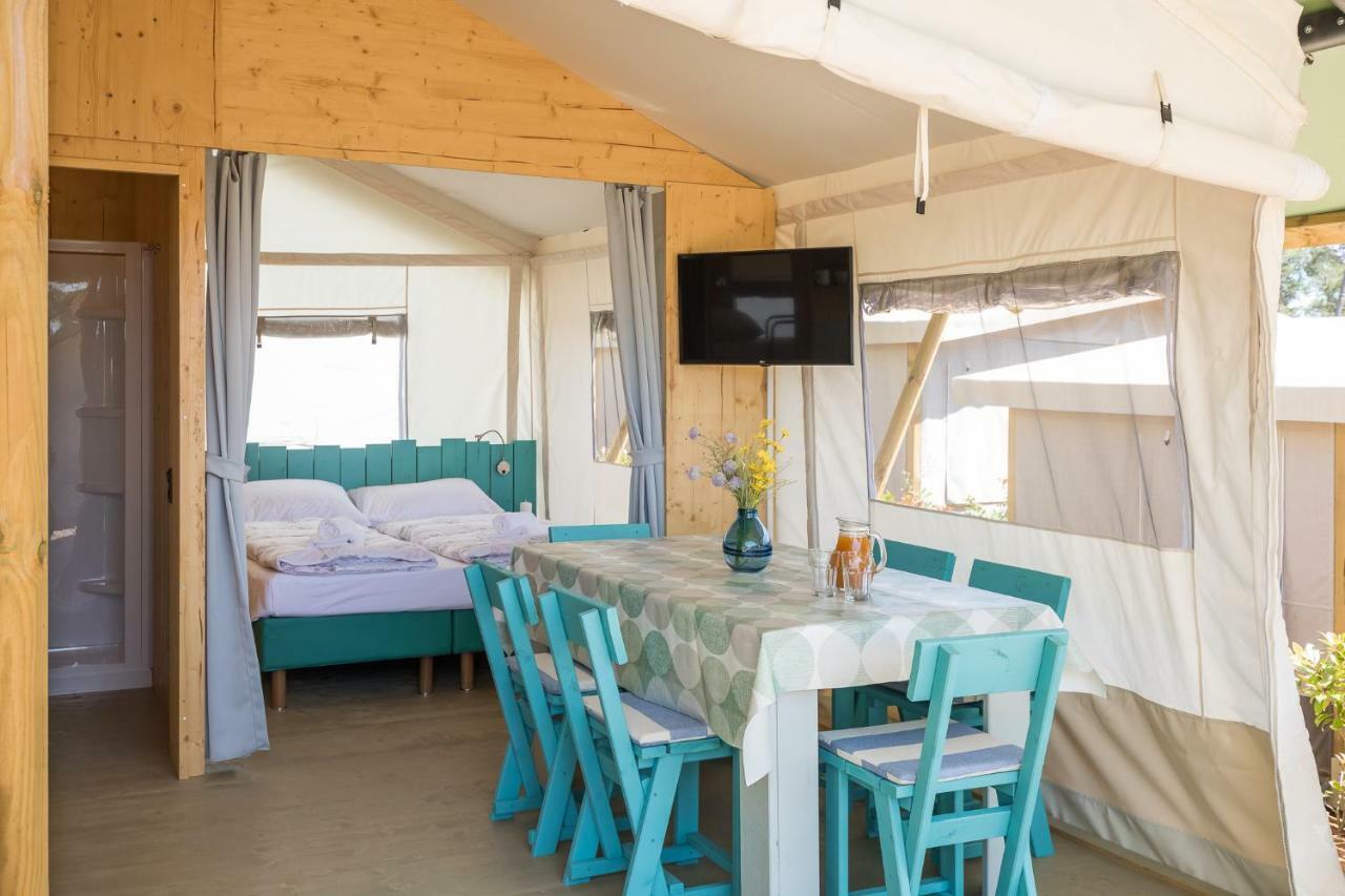 Mobile Homes Camping Santa Marina, Lanterna Tar-Vabriga Zewnętrze zdjęcie Interior of a safari tent