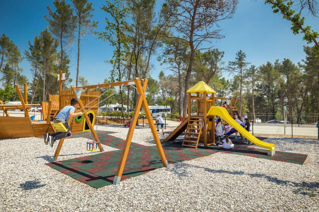 Mobile Homes Camping Santa Marina, Lanterna Tar-Vabriga Zewnętrze zdjęcie Playground in Spain