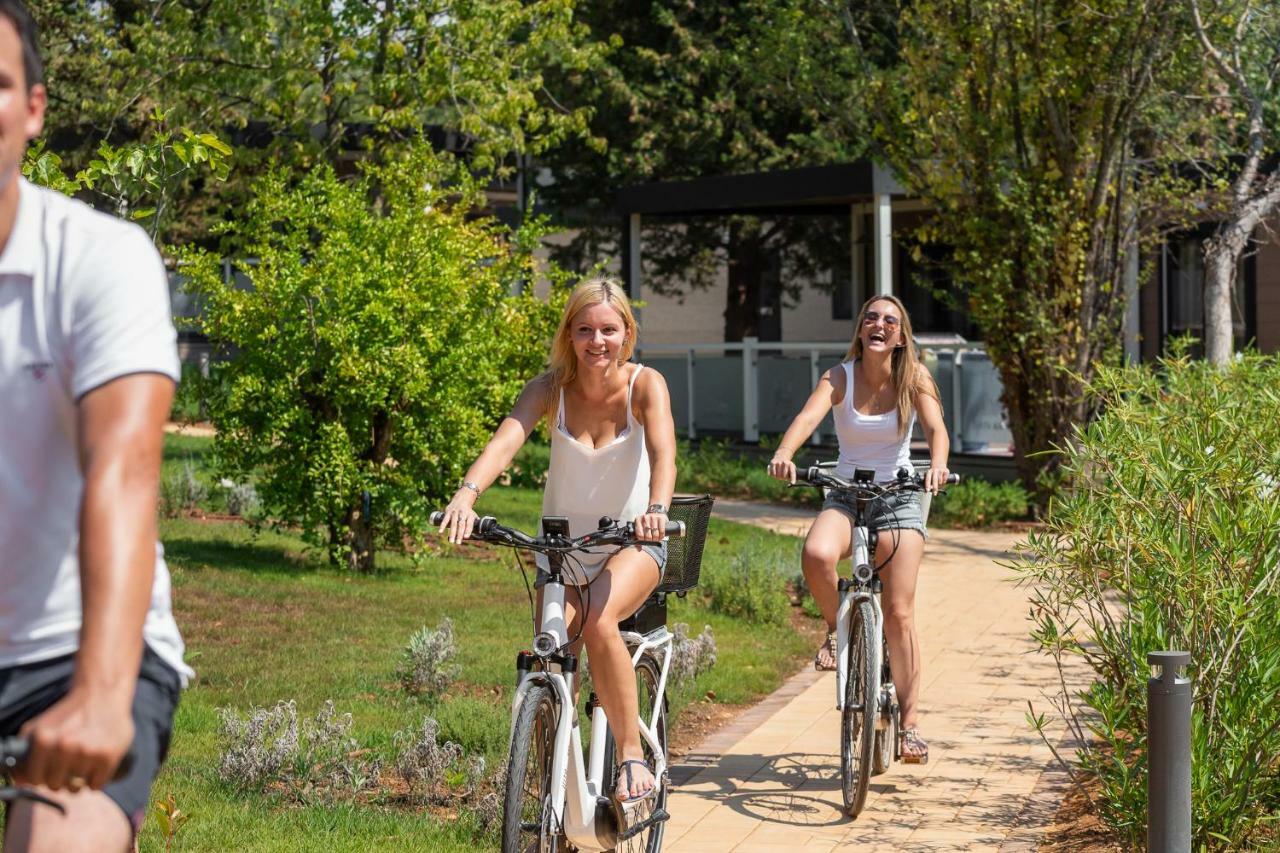 Mobile Homes Camping Santa Marina, Lanterna Tar-Vabriga Zewnętrze zdjęcie Cycling in the park